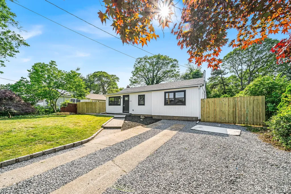 1090 Brookdale Avenue Bay Shore NY 11706