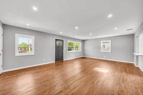 1090 Brookdale Avenue Bay Shore NY 11706