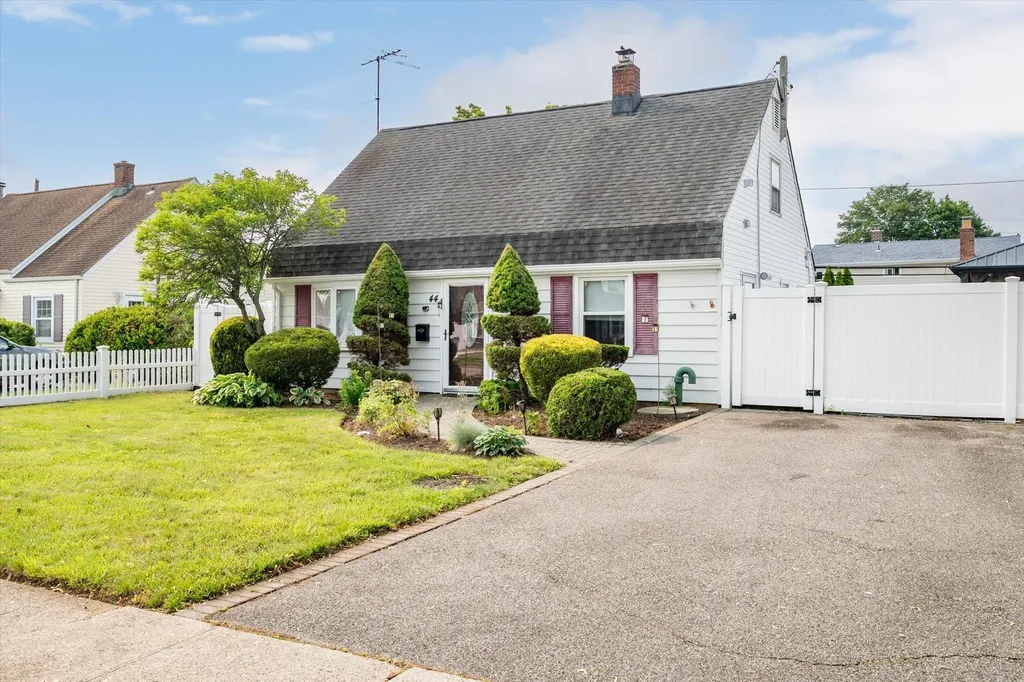 44 Needle Lane Levittown NY 11756