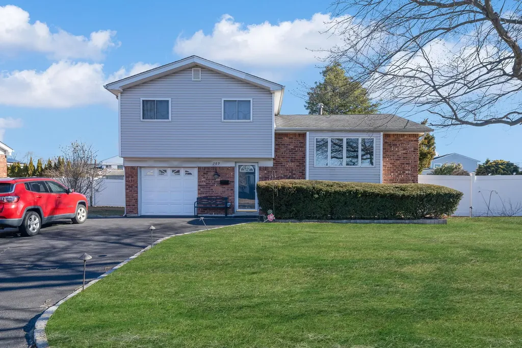 289 W 19th Street Babylon NY 11729