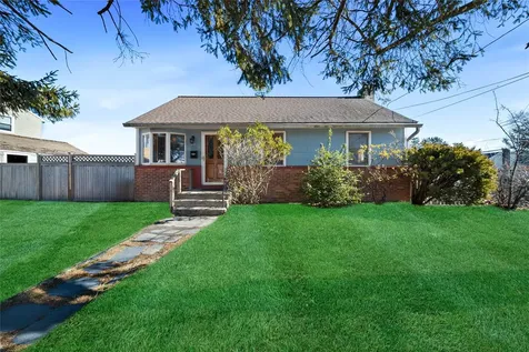 45 Parliament Place North Babylon NY 11703