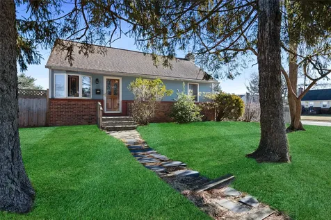 45 Parliament Place North Babylon NY 11703