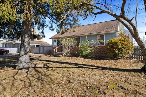 45 Parliament Place North Babylon NY 11703