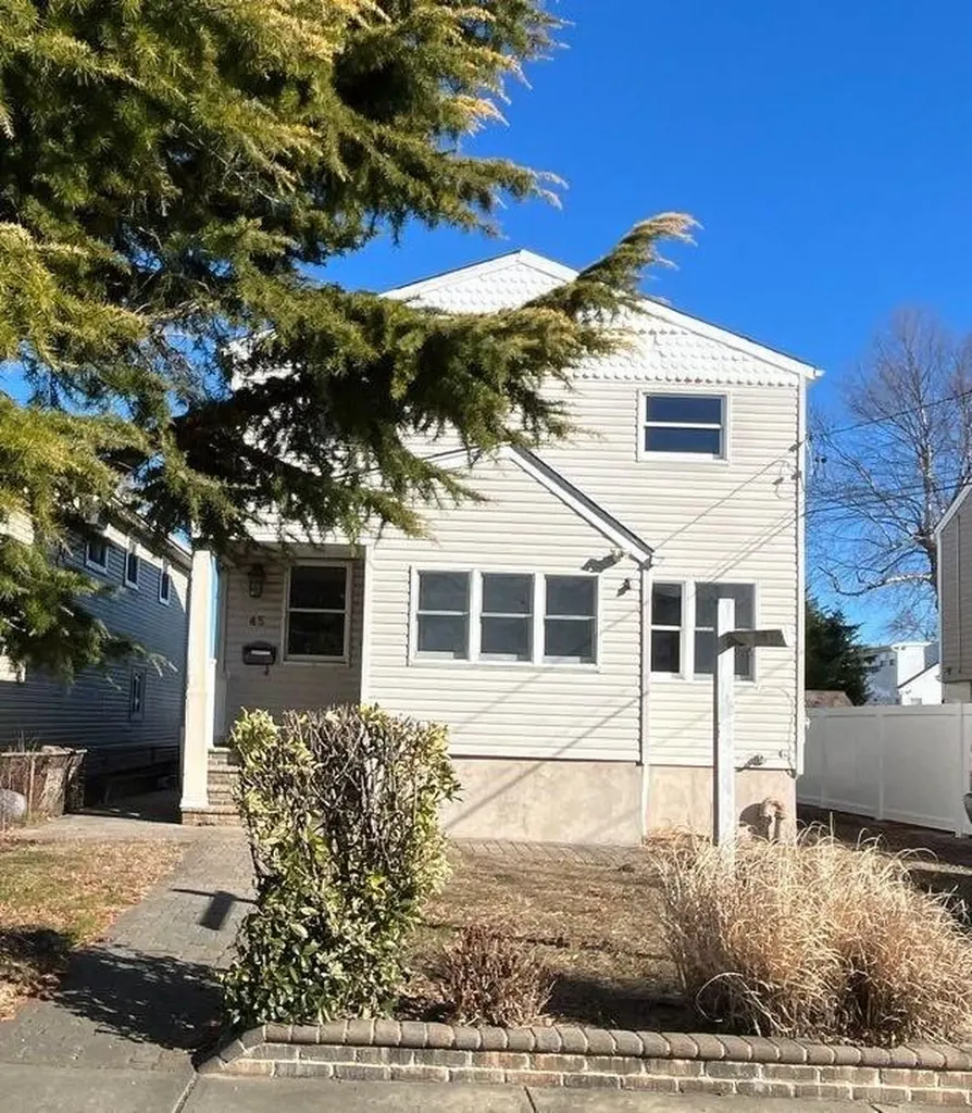 45 Venetian Promenade Babylon NY 11757