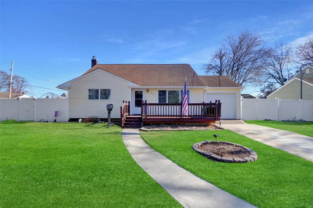 23 Durhamoc Lane Babylon NY 11703