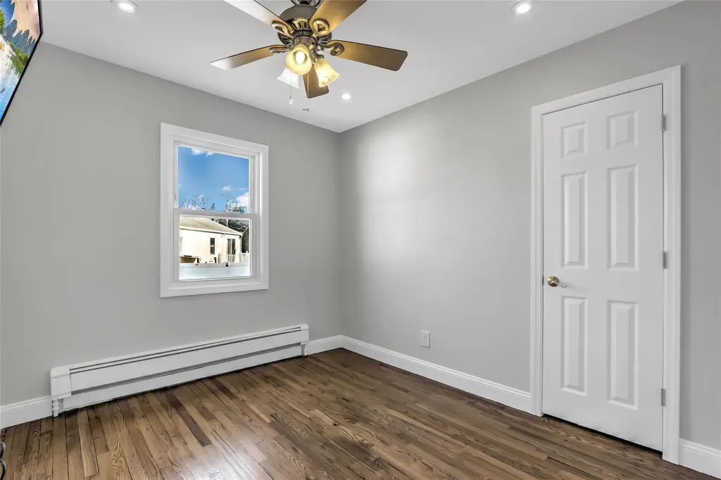 23 Durhamoc Lane North Babylon NY 11703