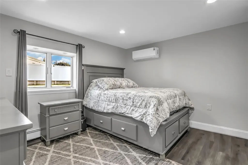 23 Durhamoc Lane North Babylon NY 11703