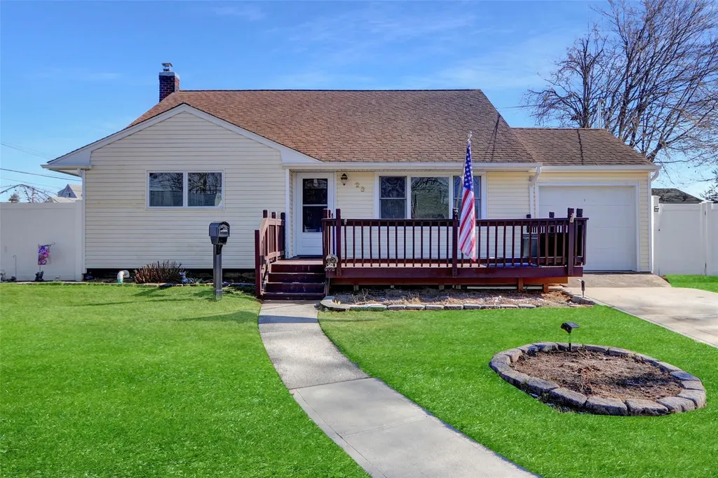 23 Durhamoc Lane North Babylon NY 11703
