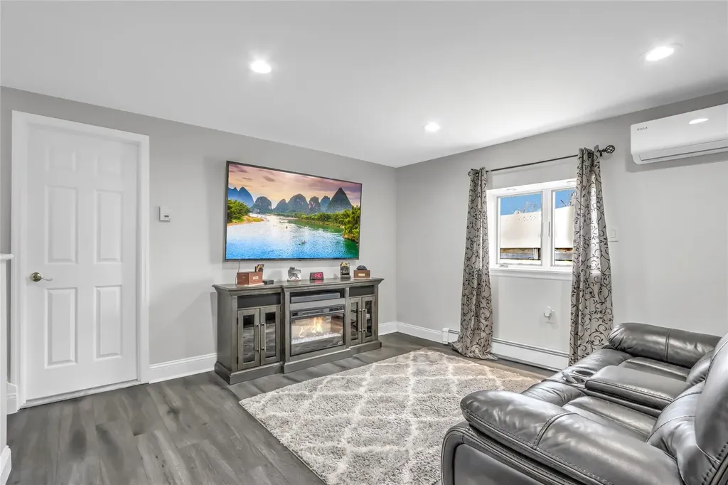 23 Durhamoc Lane North Babylon NY 11703