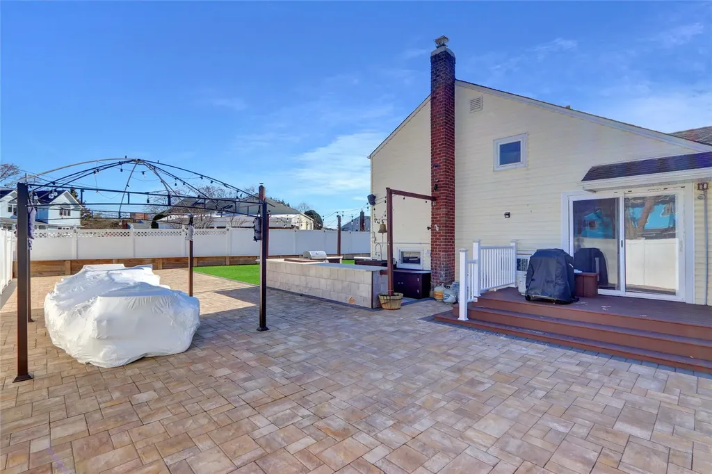 23 Durhamoc Lane North Babylon NY 11703