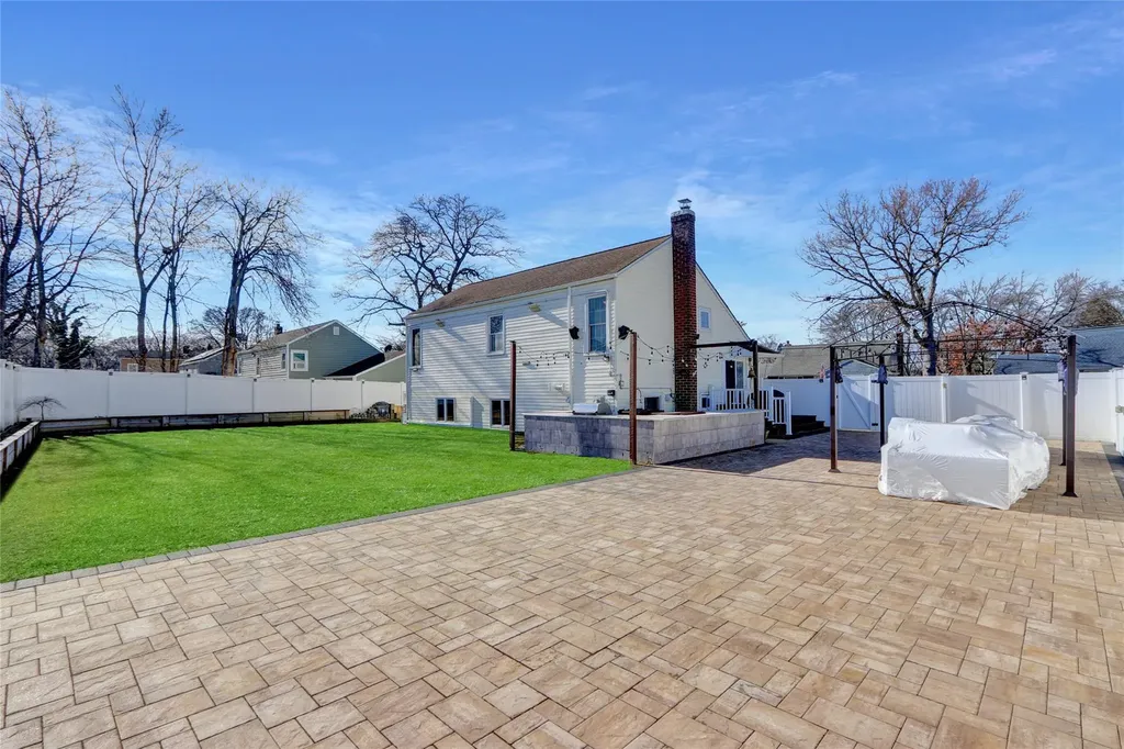 23 Durhamoc Lane North Babylon NY 11703