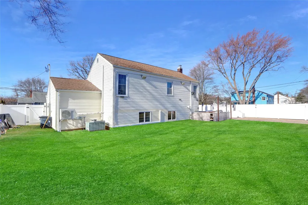 23 Durhamoc Lane North Babylon NY 11703