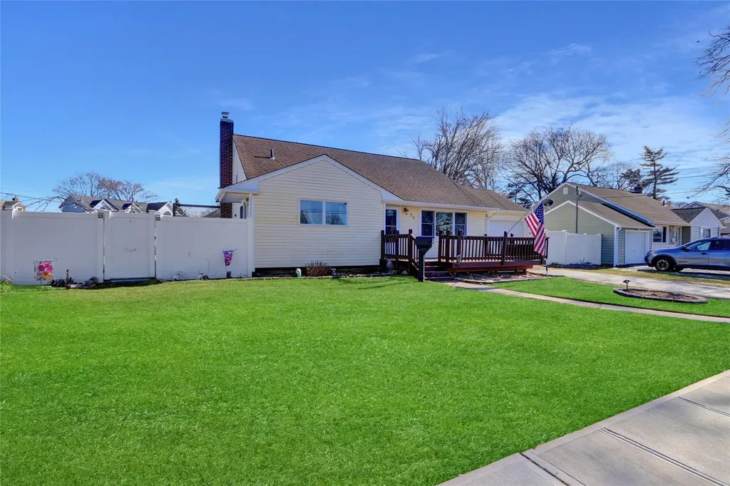 23 Durhamoc Lane North Babylon NY 11703
