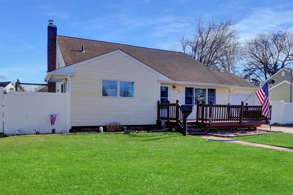 23 Durhamoc Lane North Babylon NY 11703