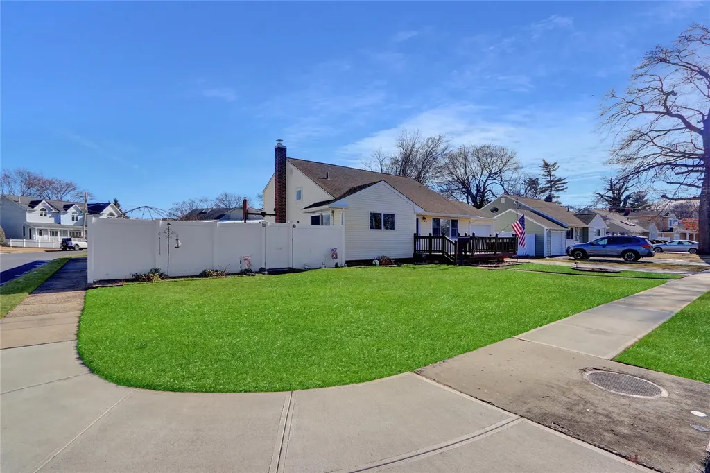 23 Durhamoc Lane North Babylon NY 11703