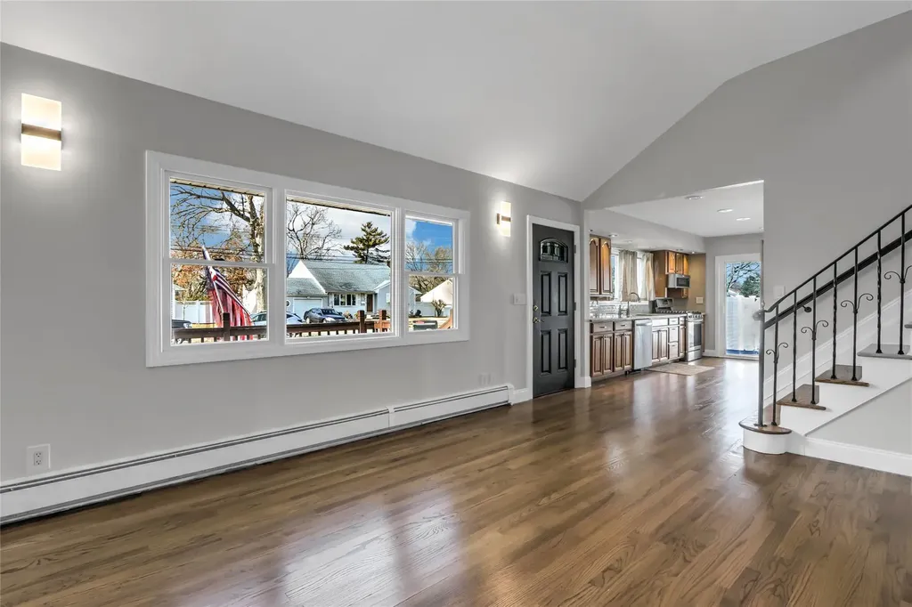 23 Durhamoc Lane North Babylon NY 11703