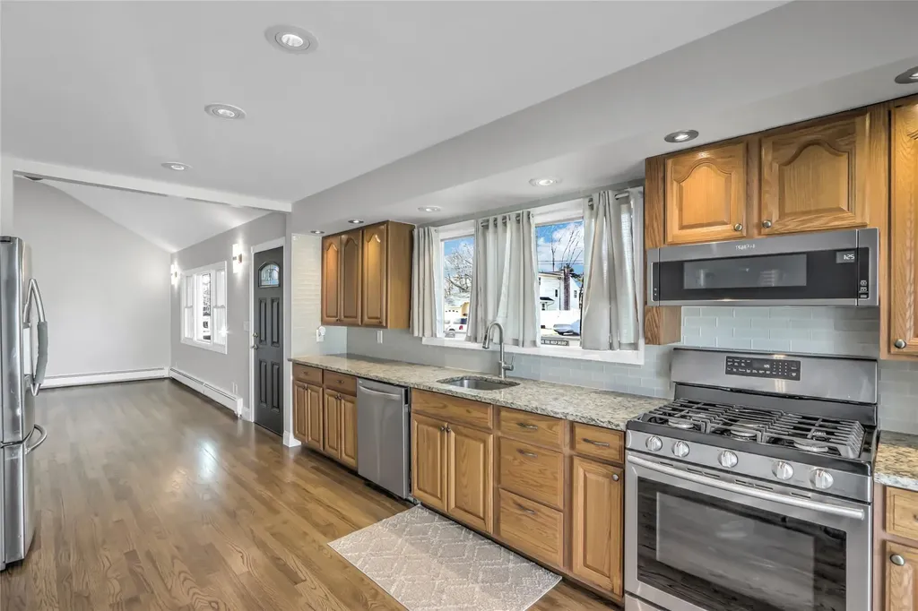 23 Durhamoc Lane North Babylon NY 11703