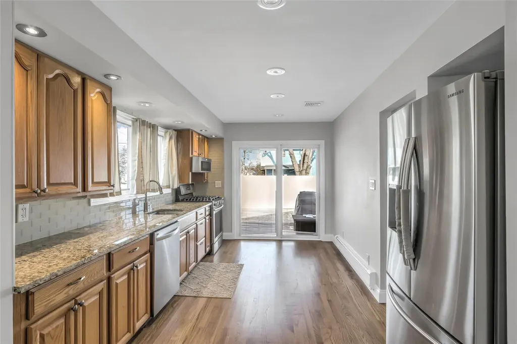 23 Durhamoc Lane North Babylon NY 11703