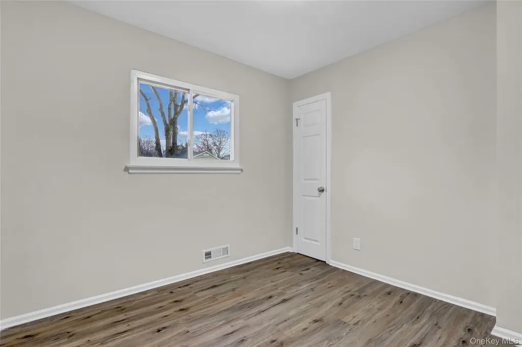 21 Chimney Lane Bay Shore NY 11706