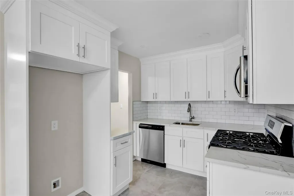 21 Chimney Lane Bay Shore NY 11706