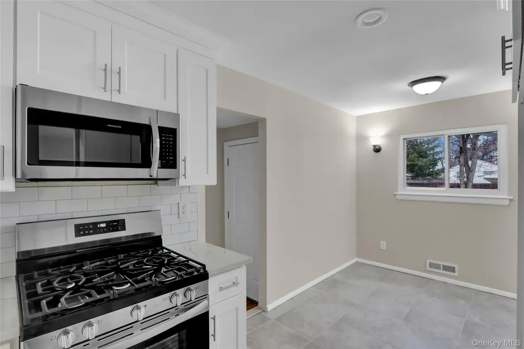 21 Chimney Lane Bay Shore NY 11706
