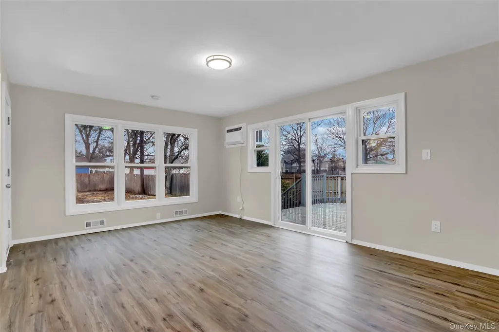 21 Chimney Lane Bay Shore NY 11706