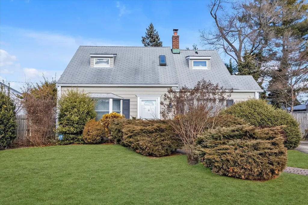 25 Moss Lane Levittown NY 11756