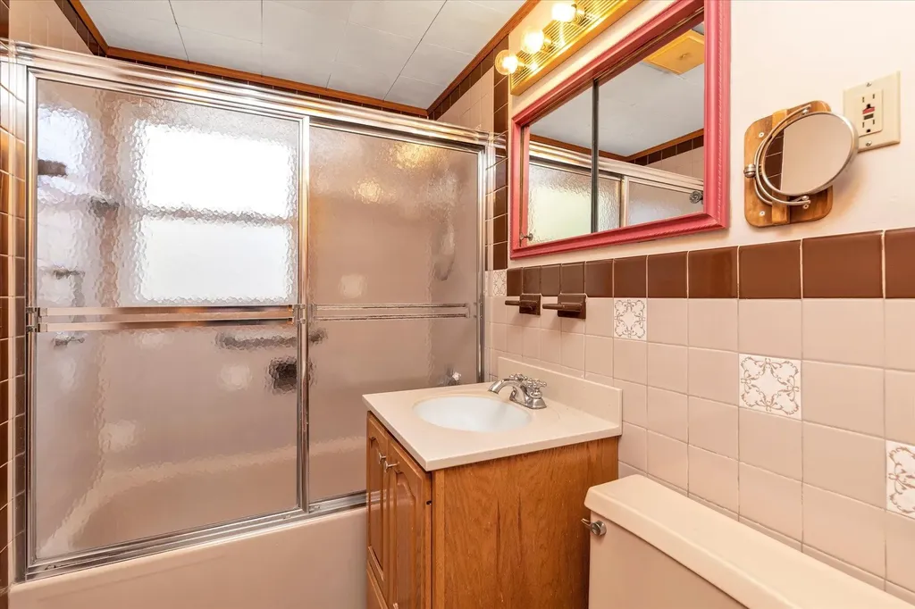 25 Moss Lane Levittown NY 11756