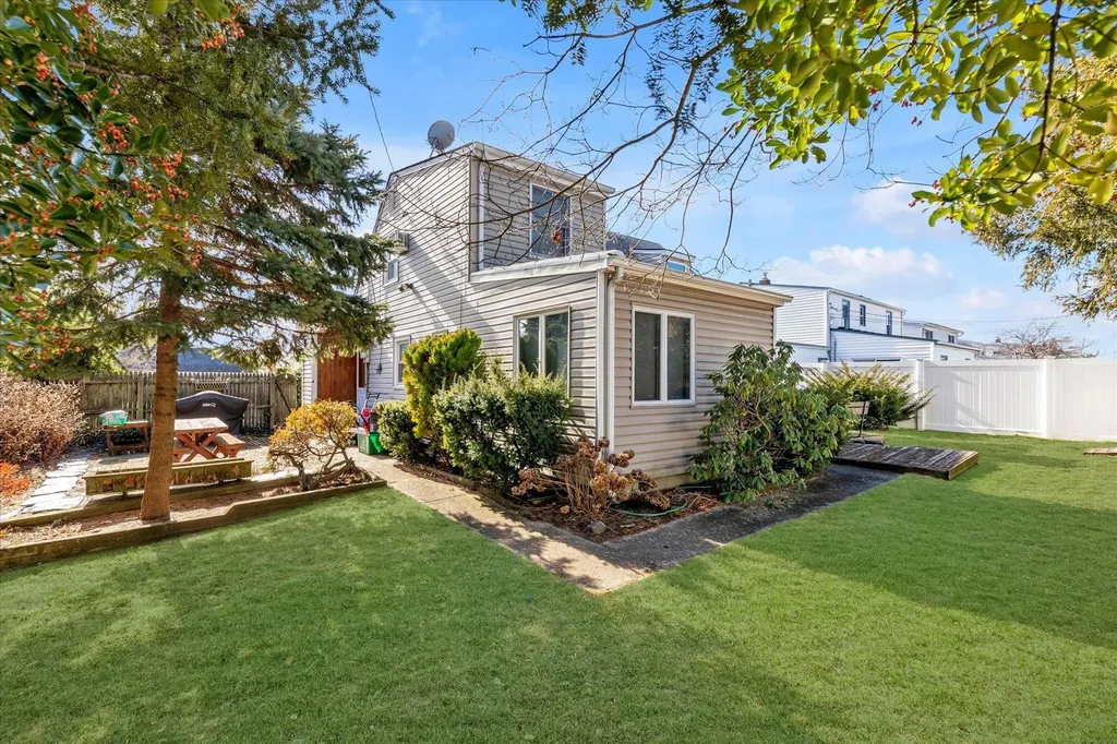 25 Moss Lane Levittown NY 11756