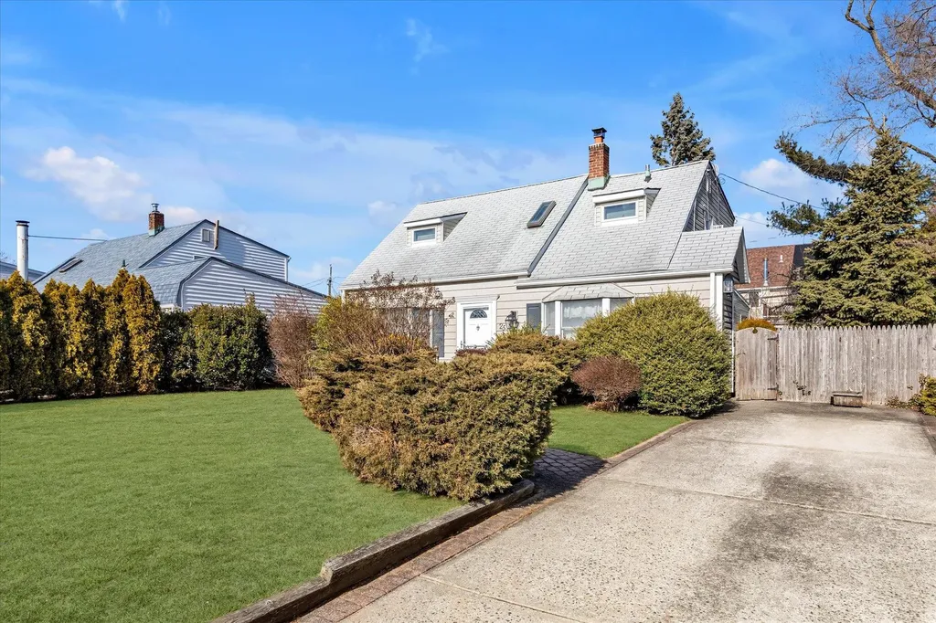 25 Moss Lane Levittown NY 11756