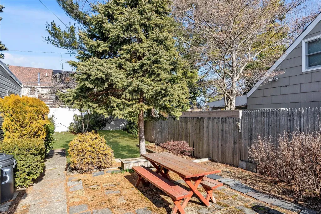 25 Moss Lane Levittown NY 11756