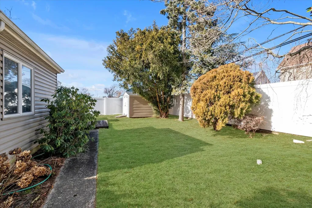 25 Moss Lane Levittown NY 11756