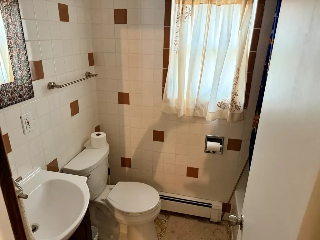 83 Heathcote Road Lindenhurst NY 11757