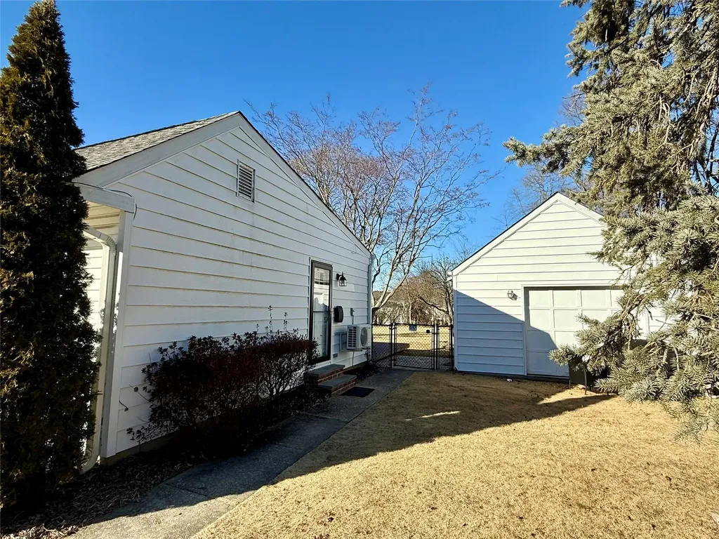 83 Heathcote Road Lindenhurst NY 11757