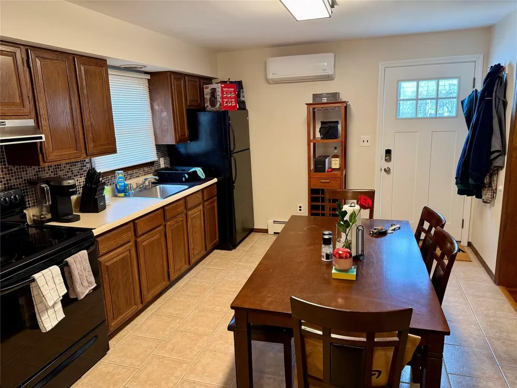 83 Heathcote Road Lindenhurst NY 11757