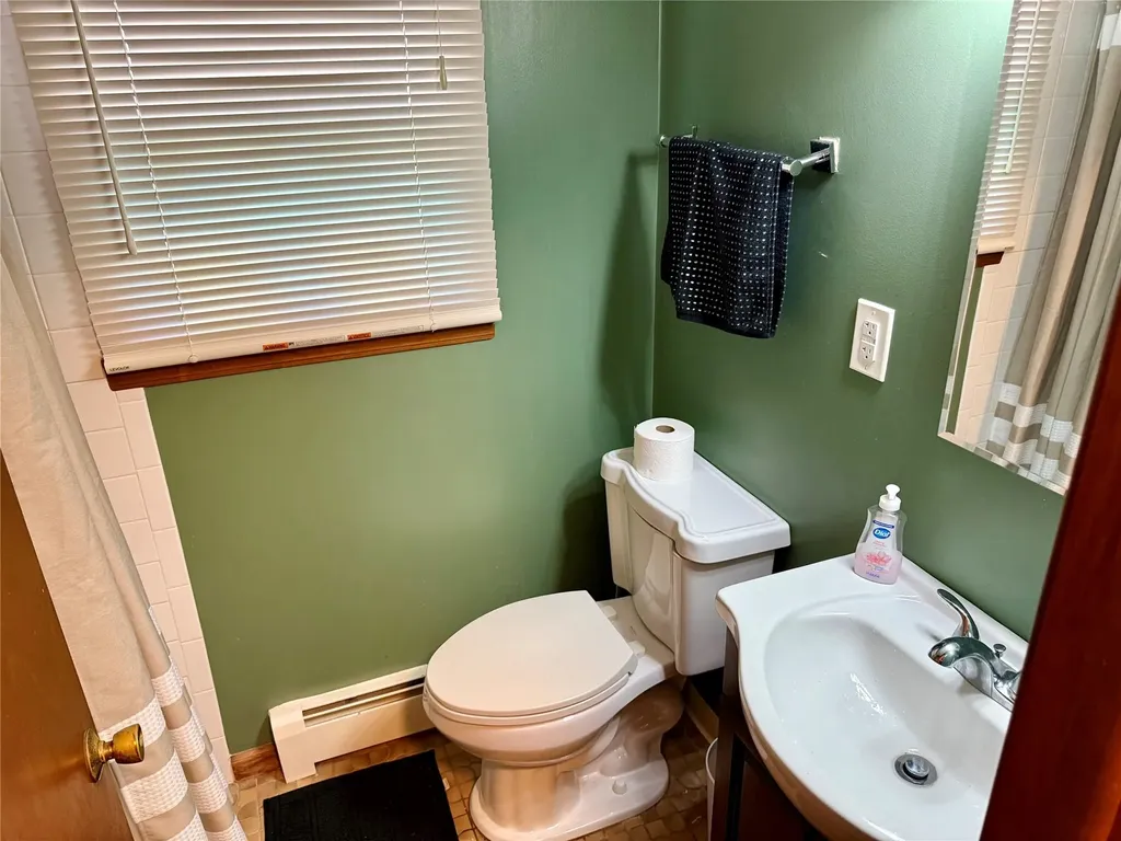 83 Heathcote Road Lindenhurst NY 11757