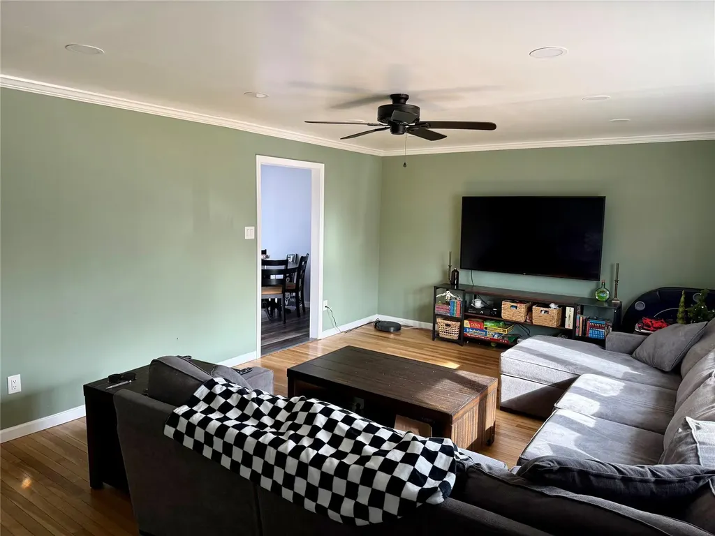 83 Heathcote Road Lindenhurst NY 11757