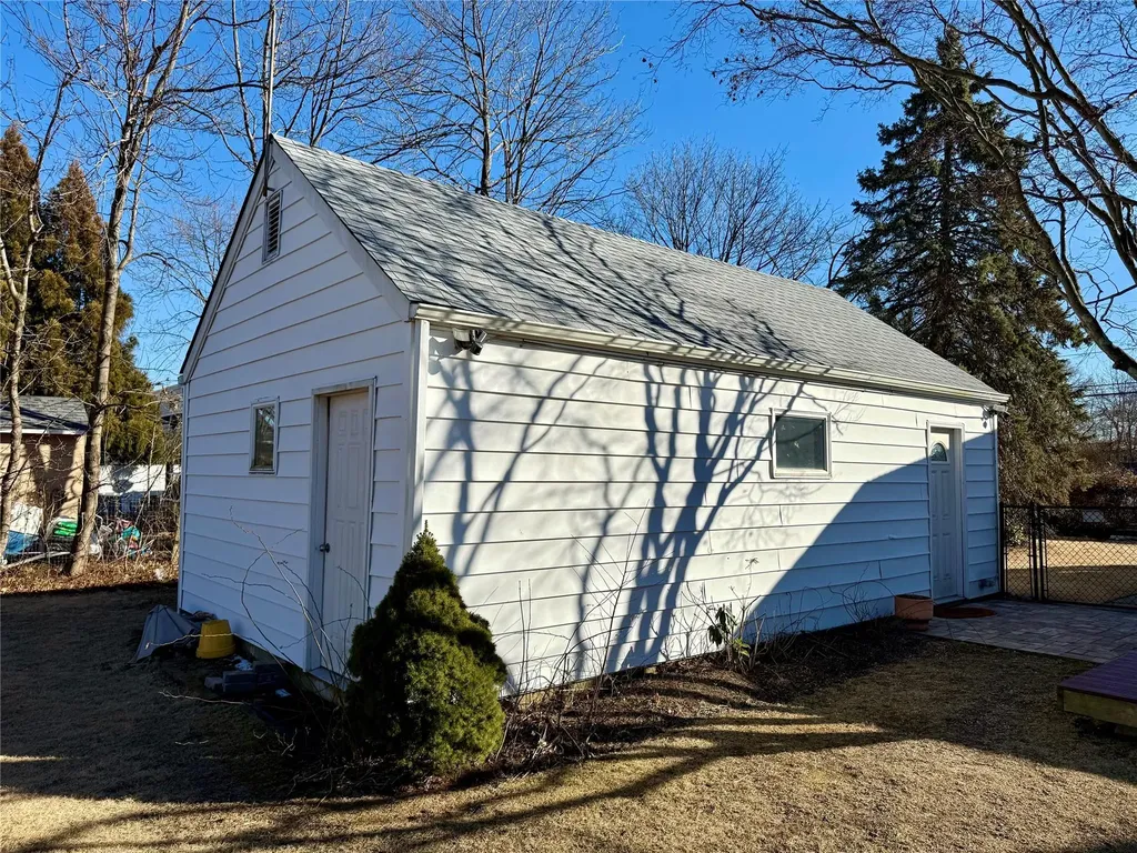 83 Heathcote Road Lindenhurst NY 11757