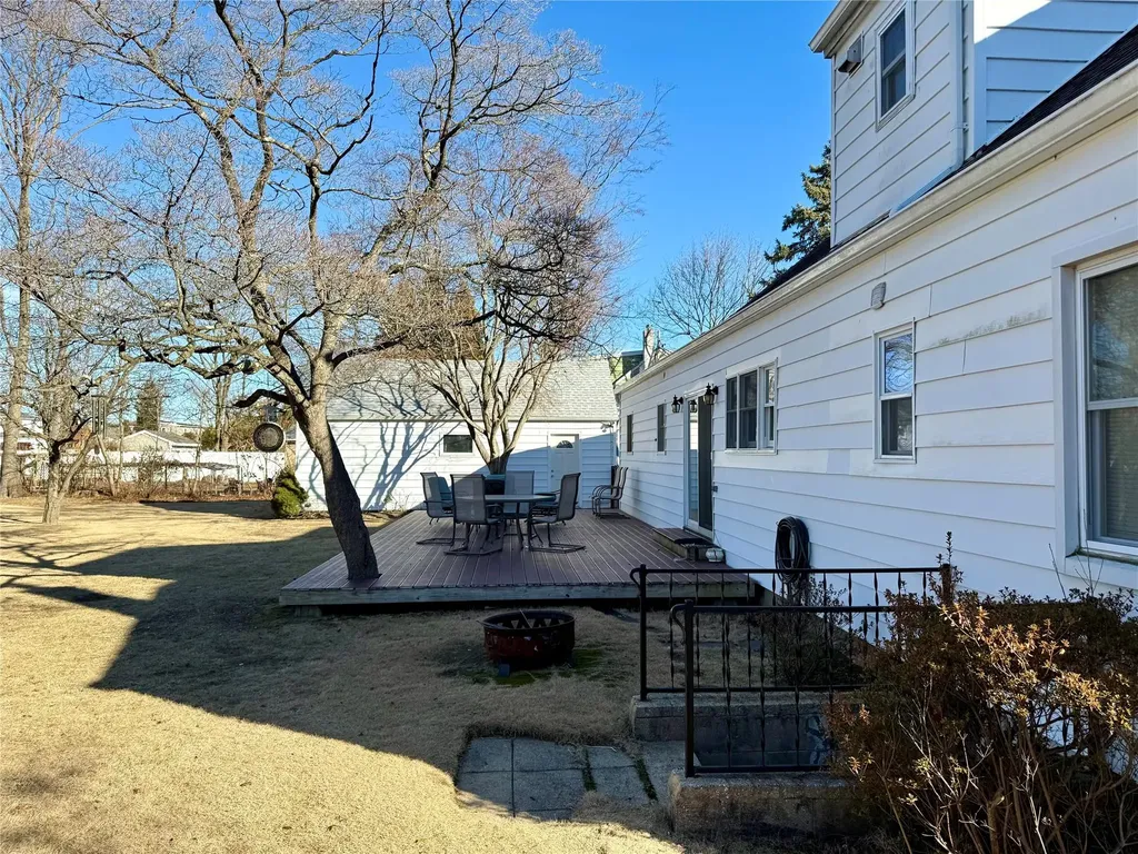 83 Heathcote Road Lindenhurst NY 11757