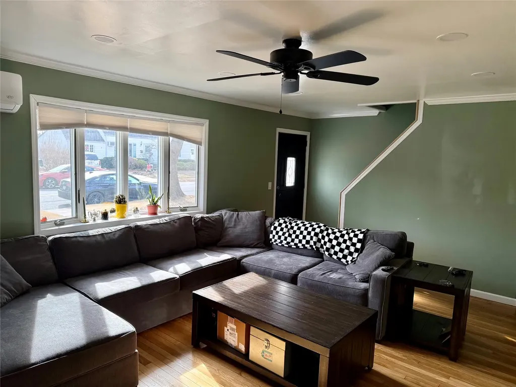 83 Heathcote Road Lindenhurst NY 11757