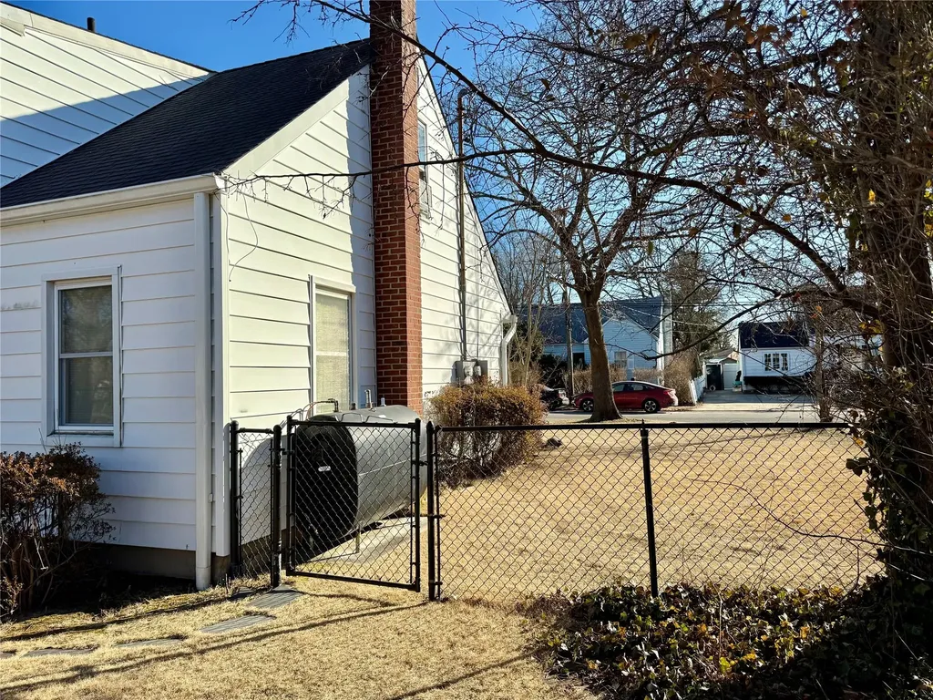 83 Heathcote Road Lindenhurst NY 11757