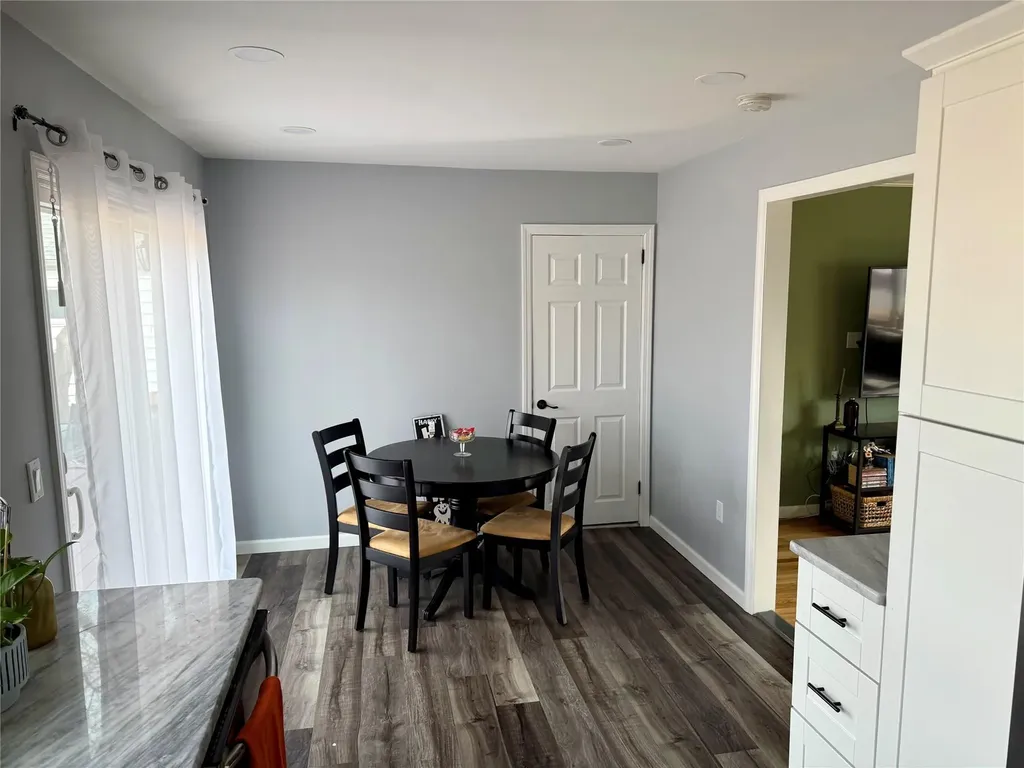83 Heathcote Road Lindenhurst NY 11757
