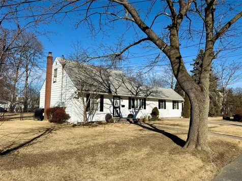 83 Heathcote Road Lindenhurst NY 11757