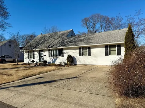 83 Heathcote Road Lindenhurst NY 11757