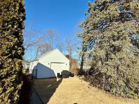 83 Heathcote Road Lindenhurst NY 11757