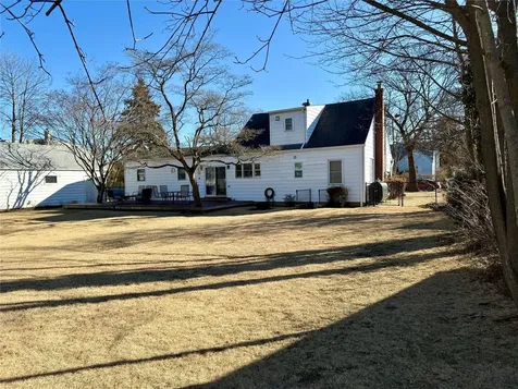 83 Heathcote Road Lindenhurst NY 11757