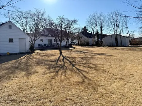 83 Heathcote Road Lindenhurst NY 11757