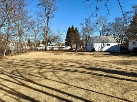 83 Heathcote Road Lindenhurst NY 11757