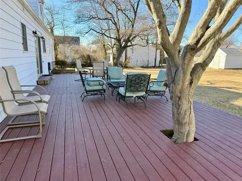 83 Heathcote Road Lindenhurst NY 11757