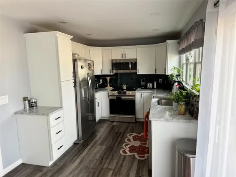 83 Heathcote Road Lindenhurst NY 11757